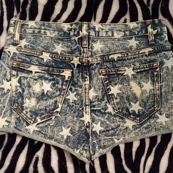 F21 Distressed denim shorts with stars - Picture 4 of 6
